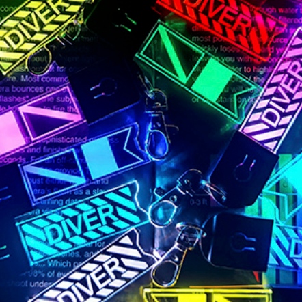 Glowdive 潛⽔員變⾊⼩掛燈鑰匙圈