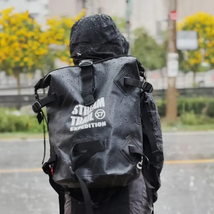 STREAM TRAIL 防水雙肩背包 25L
